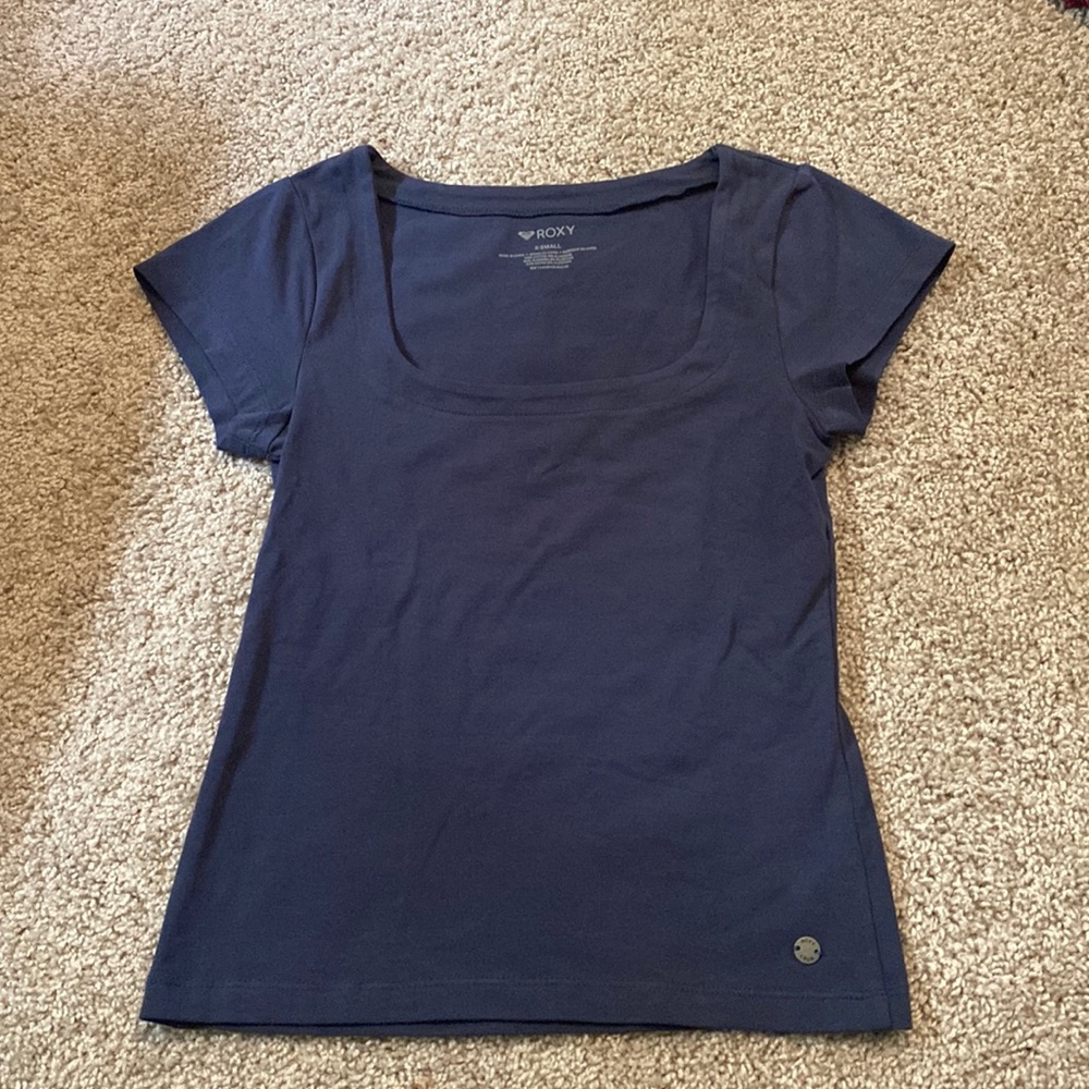 navy blue t shirt. roxy. size xs